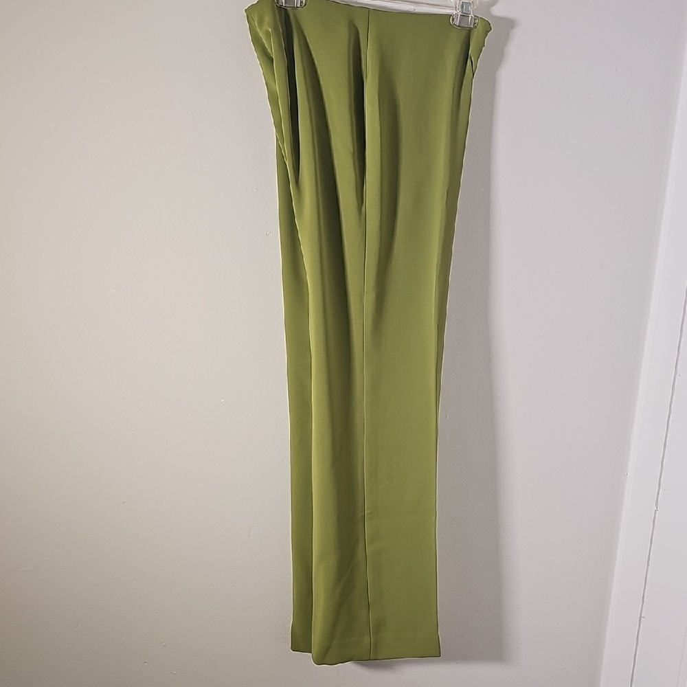 Votre Nom Vibrant Green Womens Slacks In A Size 6. Straight Leg. Front Zipper.